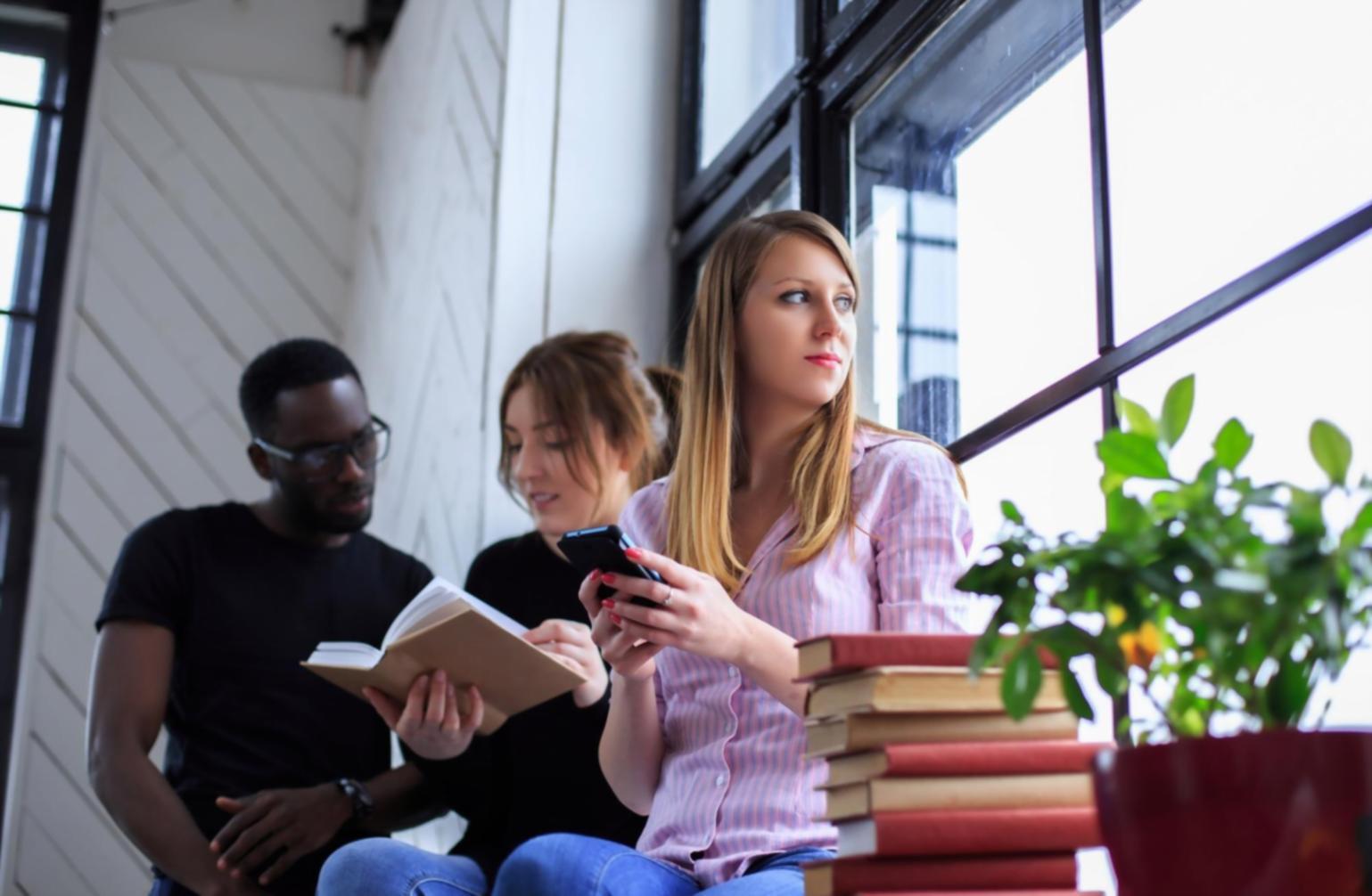 Estudiantes trabajando en planificación financiera